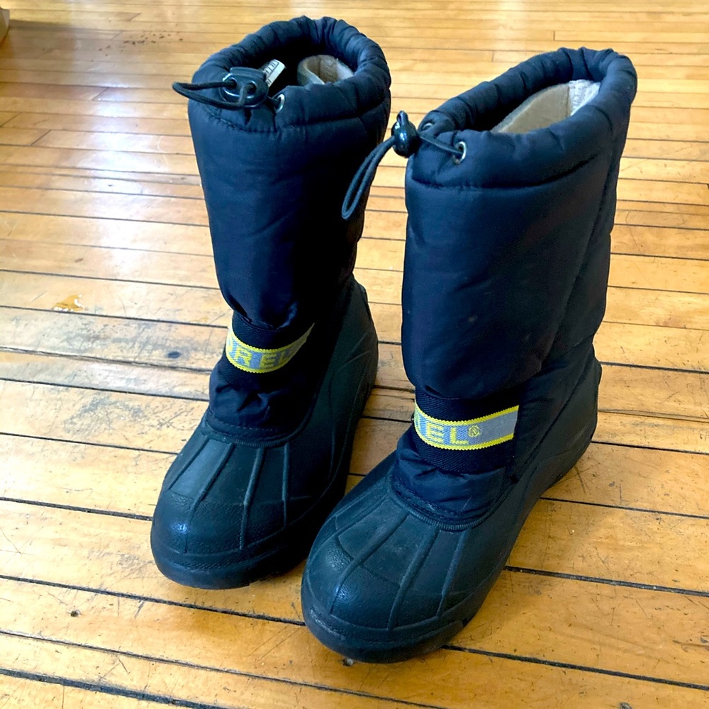 Sorel kids boots size 4 black snow chariot